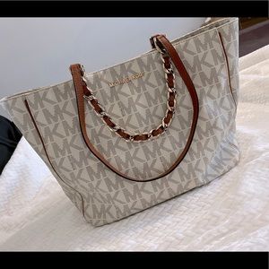 White monogram Michael Kors purse genteelly used great condition